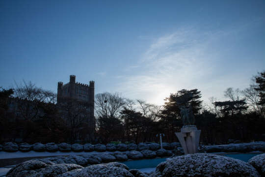 경희사이버대학교가 12월 1일부터 내년 1월 8일까지 2016학년도 1학기 신 편입생을 모집한다. 2016학년도 입시의 주요 특징은 융복합 트렌드에 맞춰 학과 통합 및 신설이 이뤄졌다는 점이다. 원서 접수는 입학안내 홈페이지(www.khcu.ac.kr/ipsi)를 통해 PC 또는 모바일로 할 수 있다. 입학 문의는 홈페이지(www.khcu.ac.kr/ipsi)에 접속하거나 전화(02-959-0000)로 하면 된다. 고졸 이상이면 누구나 신입생으로, 전문대학 졸업자 또는 대학에서 35학점 또는 70점 이상 수료했으면 편입생으로 지원할 수 있다. 경희사이버대 제공
